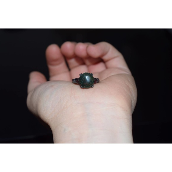 Speckled green Agate with ruby side stones size 6 black sterling silver … - Picture 4 of 7